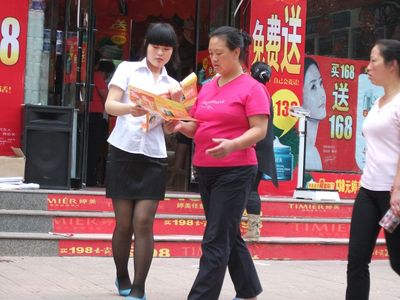街道手递手派发传单